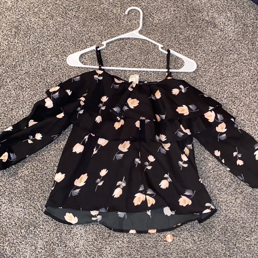 Shoulder cut out shirt